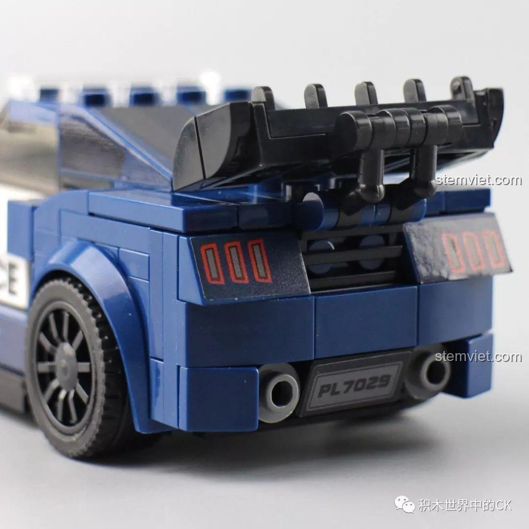Cận cảnh chi tiết cánh gió sau của mô hình xe cảnh sát Ford Mustang, review SEMBO 7029 Siêu Xe Cảnh Sát.