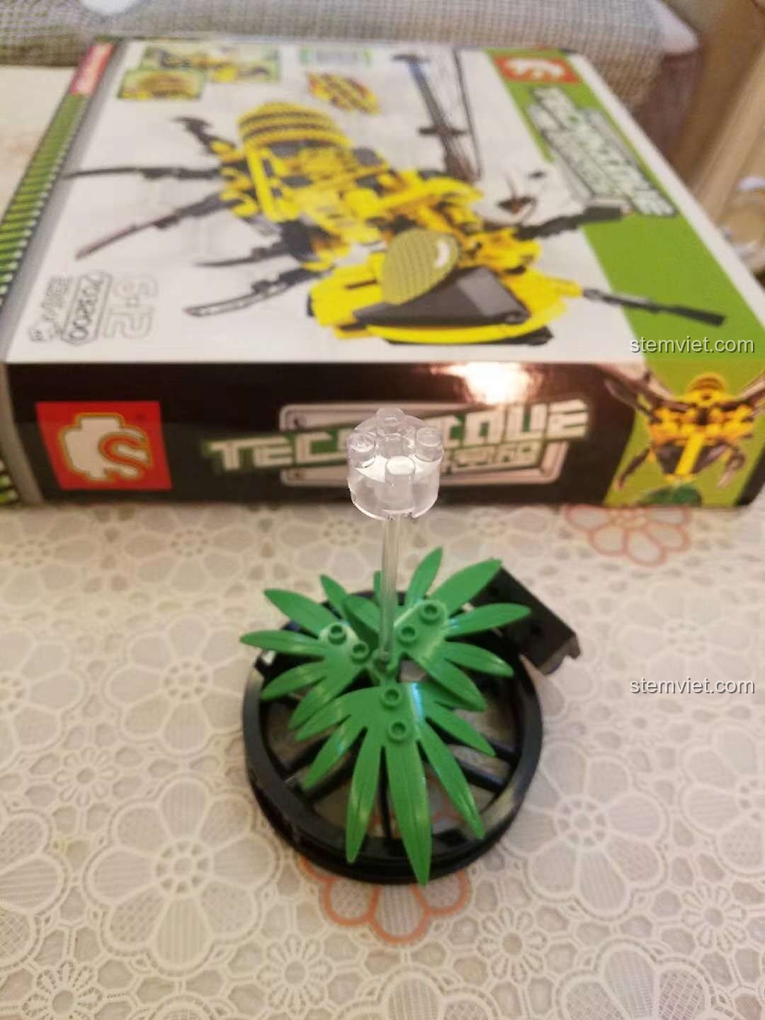 Chiếc đế trưng bày nhỏ gọn đi kèm bộ lắp ghép Sembo 703200 Mô hình Ong Vàng Cơ Khí, tiện lợi để trưng bày.