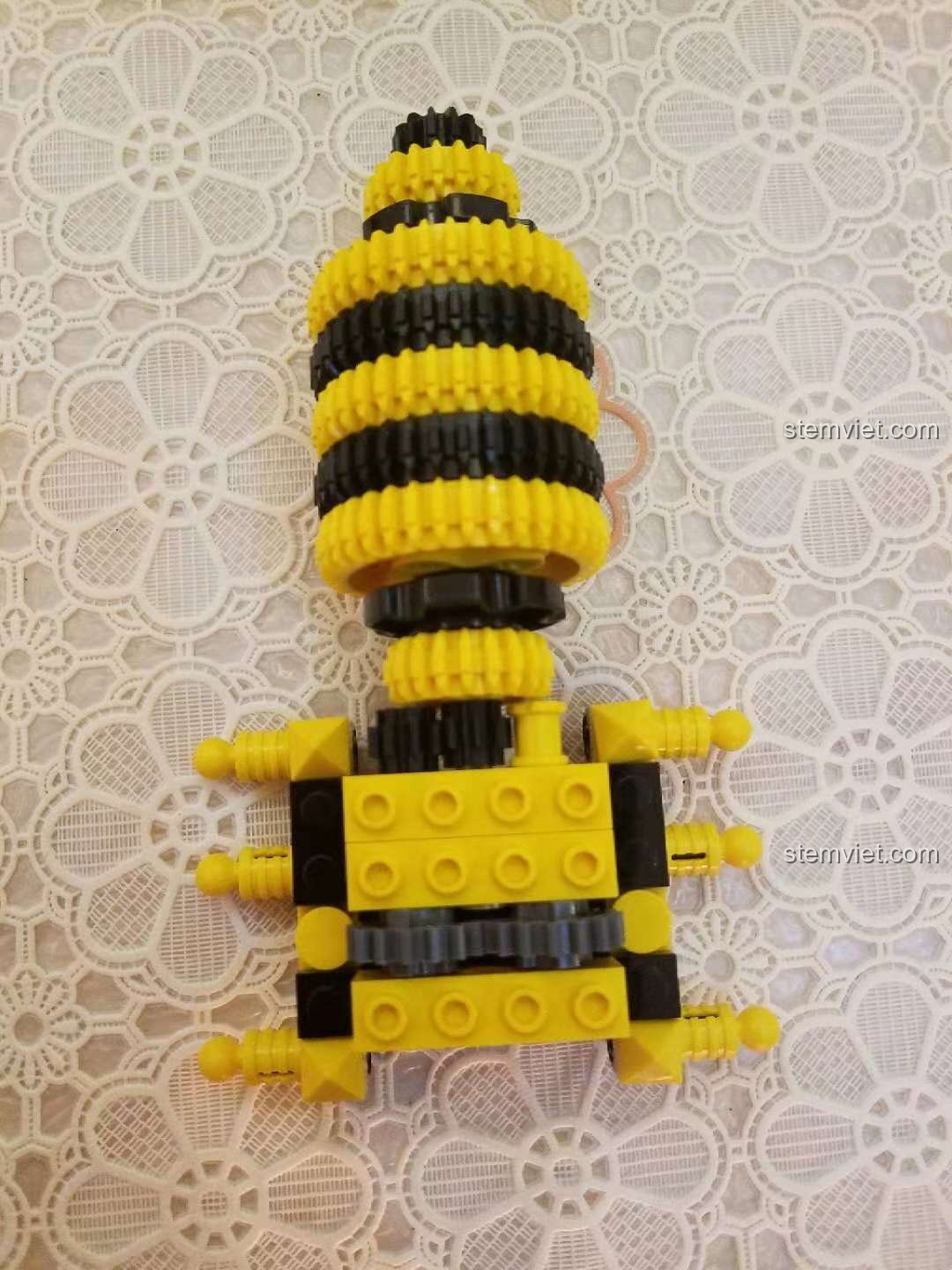 Phần đuôi của mô hình Ong Vàng Cơ Khí Sembo 703200 đang được lắp ráp, các khoang màu vàng đen nổi bật.