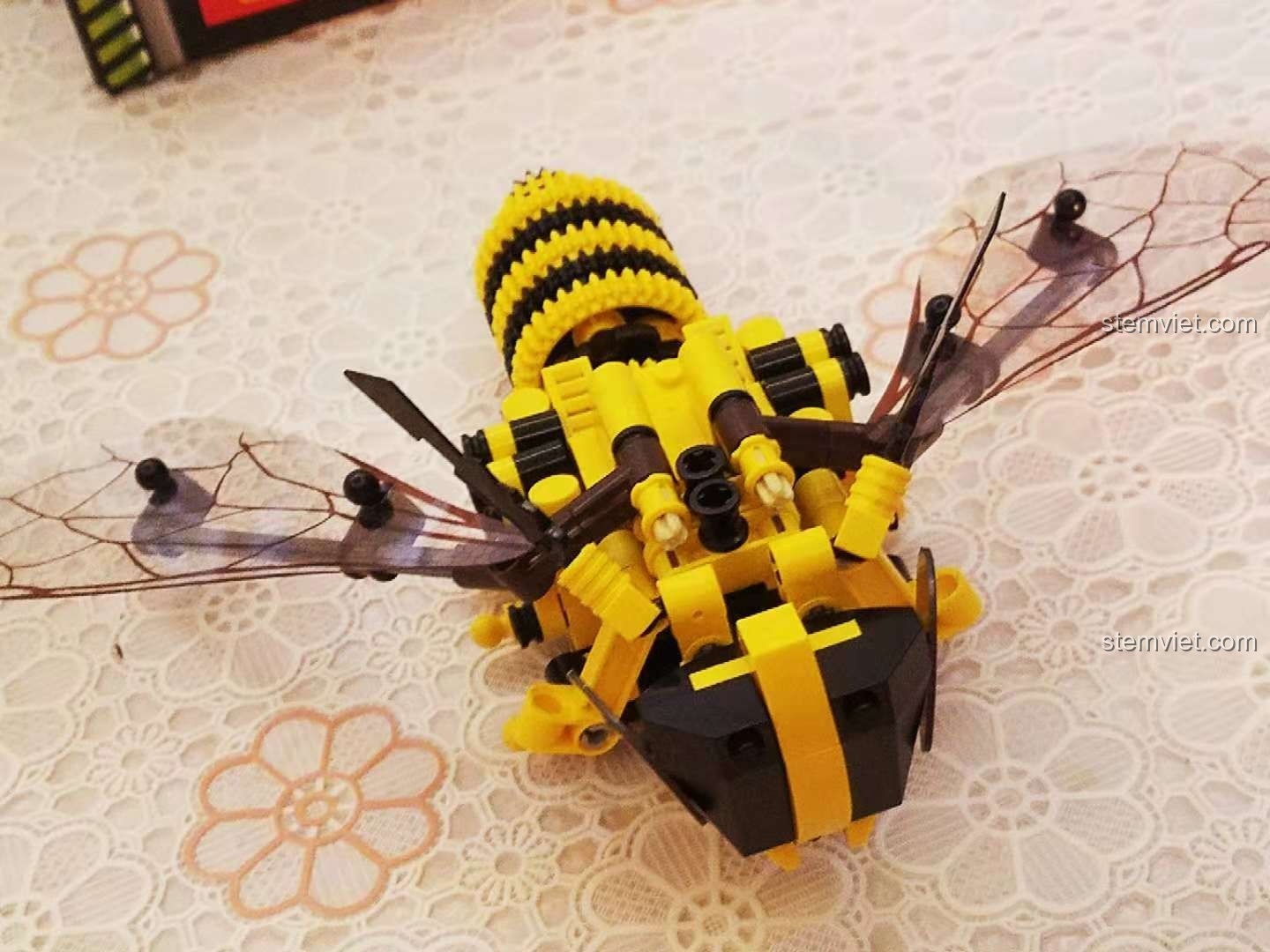 Góc nhìn nghiêng của mô hình Ong Vàng Cơ Khí Sembo 703200 đã hoàn thành, thể hiện chi tiết cánh và chân.