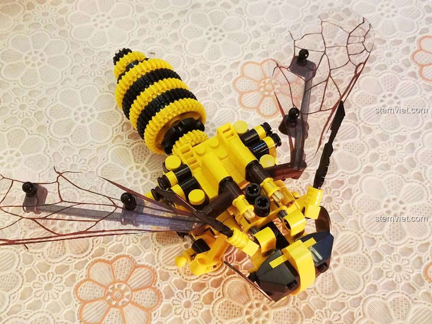 Mô hình Ong Vàng Cơ Khí Sembo 703200 đã hoàn thành với đôi cánh trong suốt, sẵn sàng trưng bày.