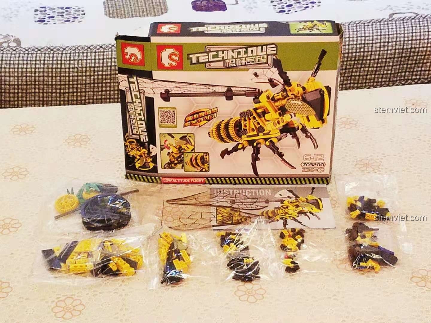 Hộp và các mảnh ghép bên trong của bộ lắp ghép Sembo 703200 Mô hình Ong Vàng Cơ Khí, sẵn sàng lắp ráp.