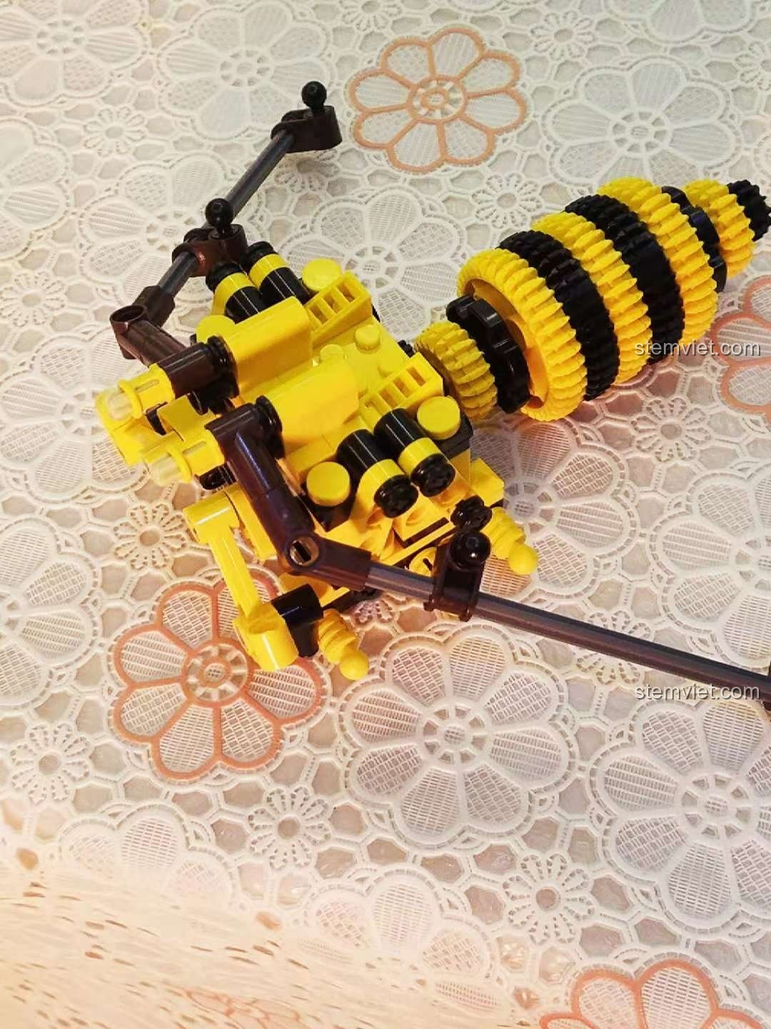 Góc nhìn khác của thân mô hình Ong Vàng Cơ Khí Sembo 703200, cho thấy độ chi tiết của các mảnh ghép.