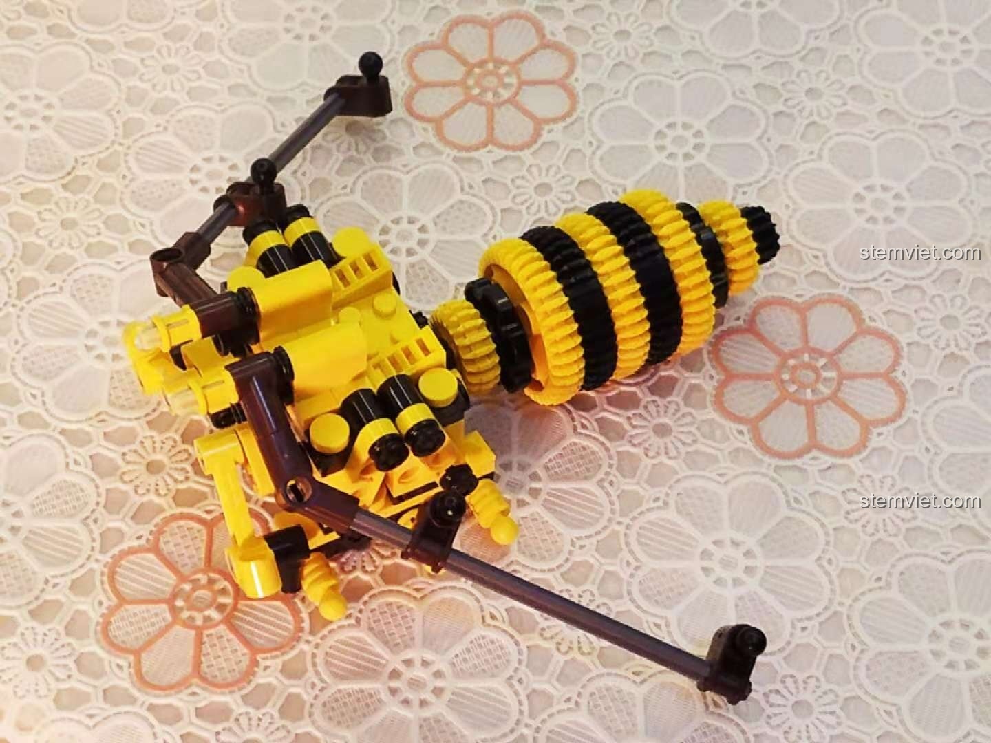 Mô hình Ong Vàng Cơ Khí Sembo 703200 nhìn từ trên xuống, các mảnh ghép tạo nên hình dáng đặc trưng của ong.