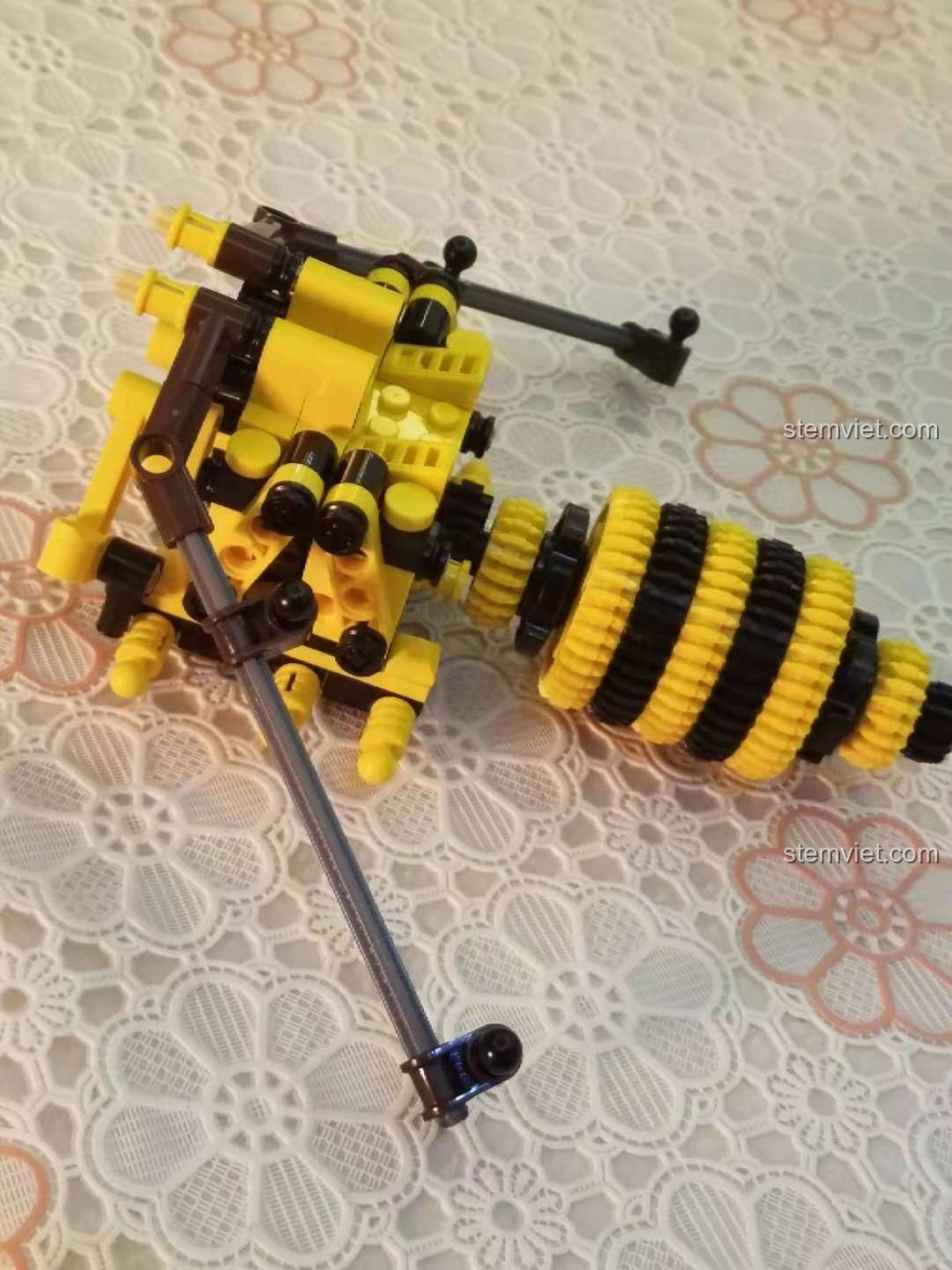 Thân của mô hình Ong Vàng Cơ Khí Sembo 703200 đang được lắp ráp, thể hiện cấu trúc cơ khí phức tạp.