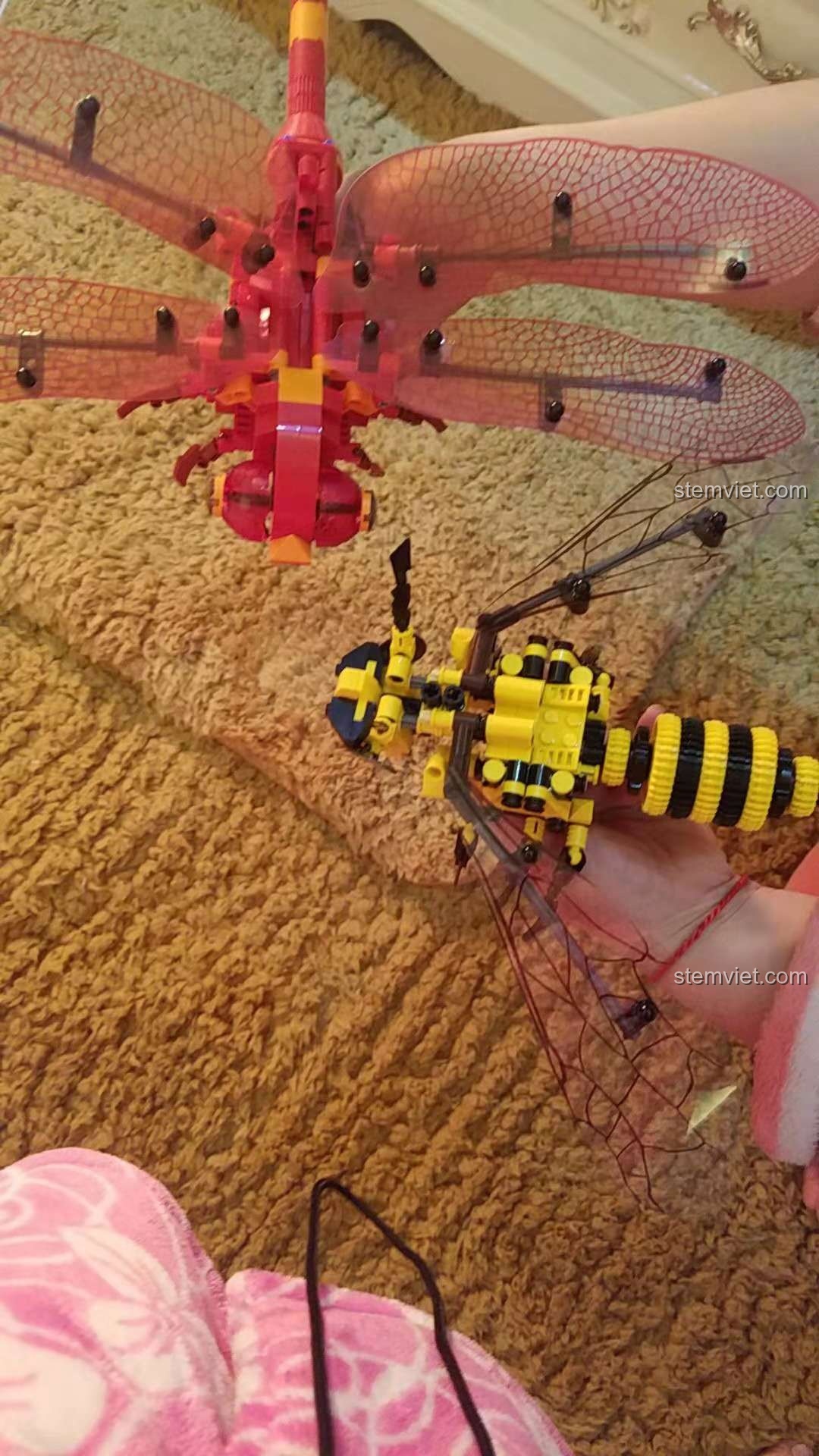 Mô hình Ong Vàng Cơ Khí Sembo 703200 được trưng bày giữa tán lá cây, tạo không gian tự nhiên.