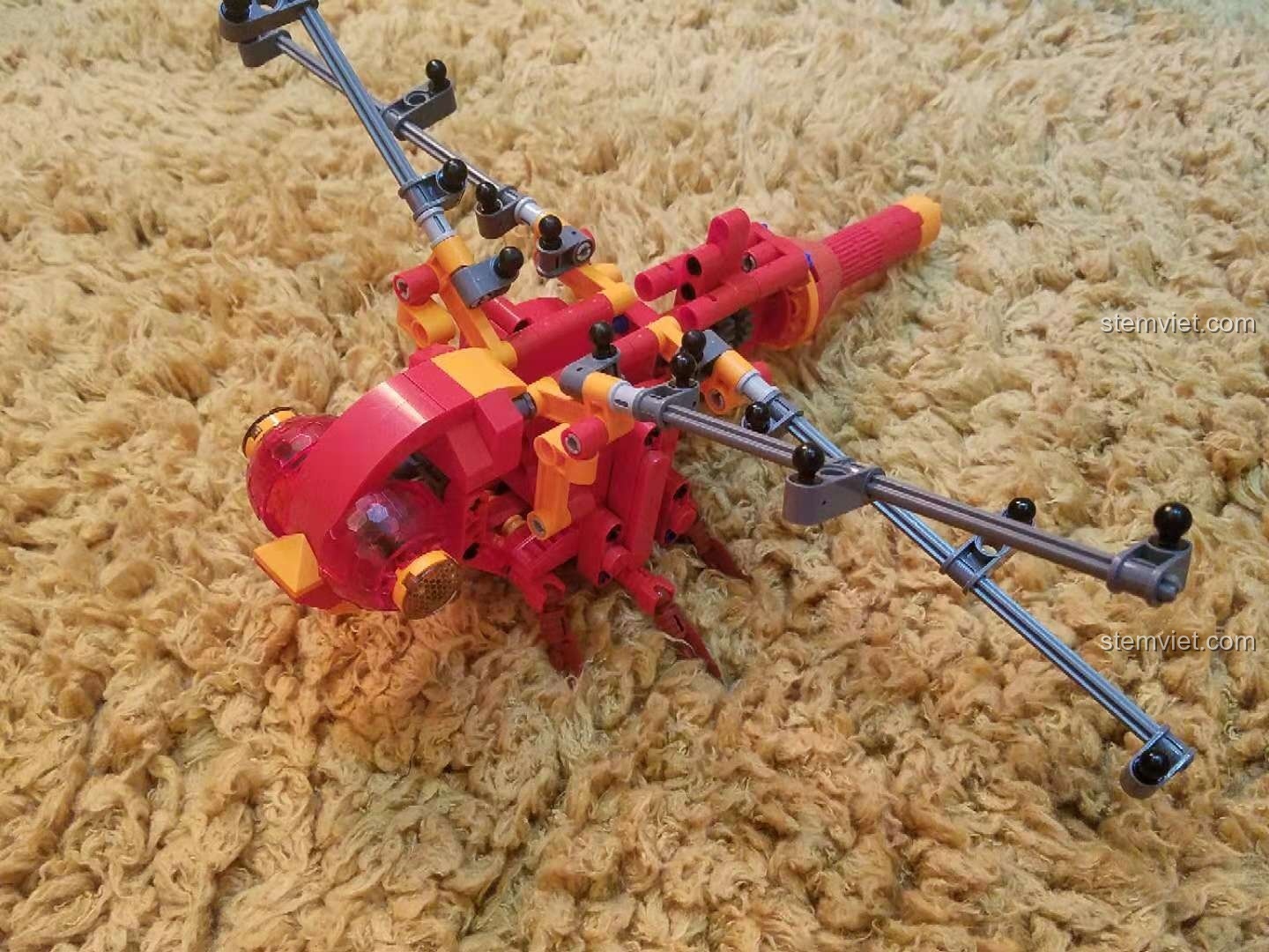 Góc nhìn khác của mô hình Chuồn Đỏ Cơ Khí Sembo 703300 với khung cánh, thể hiện sự chắc chắn trong thiết kế.