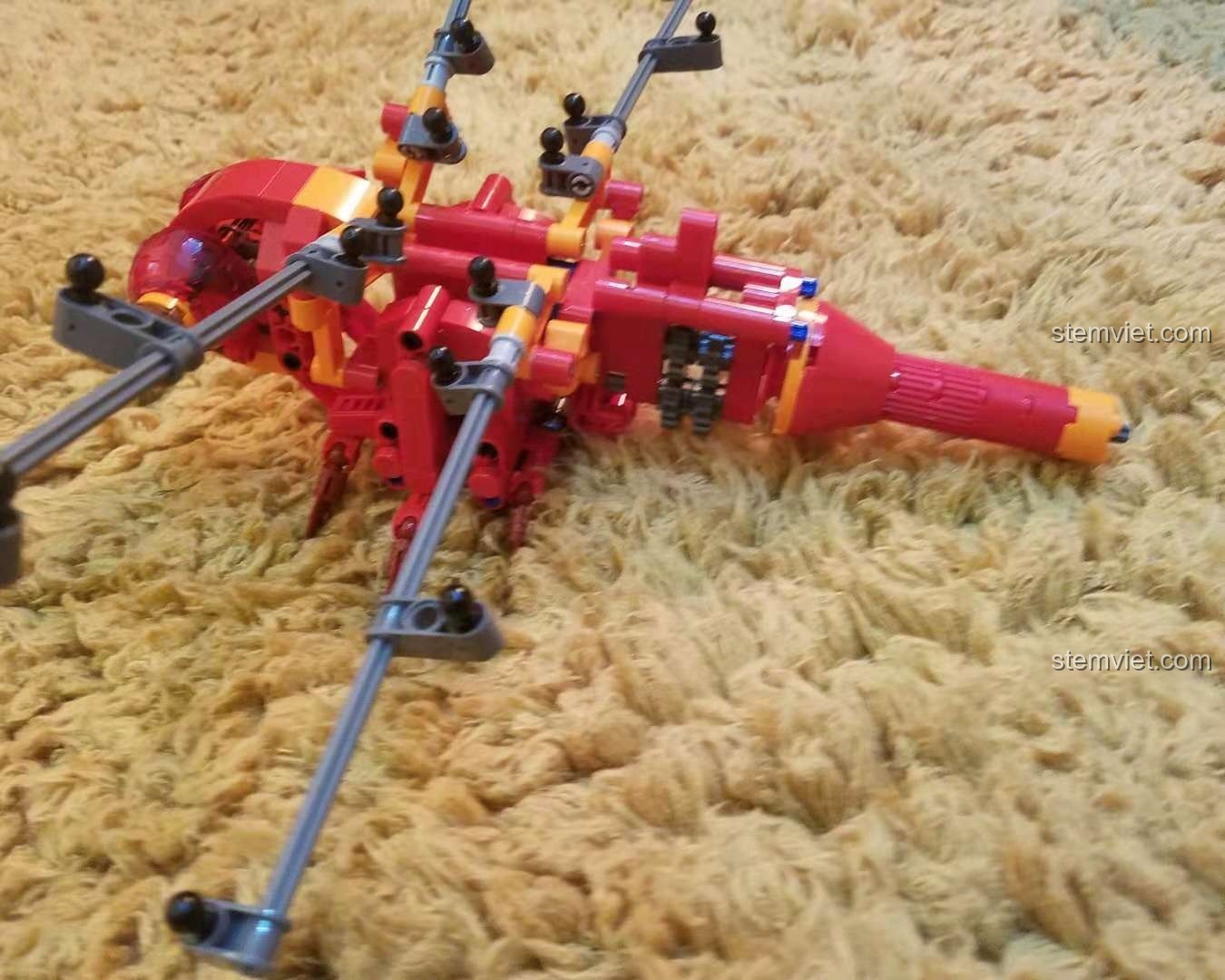 Mô hình Chuồn Đỏ Cơ Khí Sembo 703300 với khung cánh được gắn vào, sẵn sàng cho đôi cánh trong suốt.