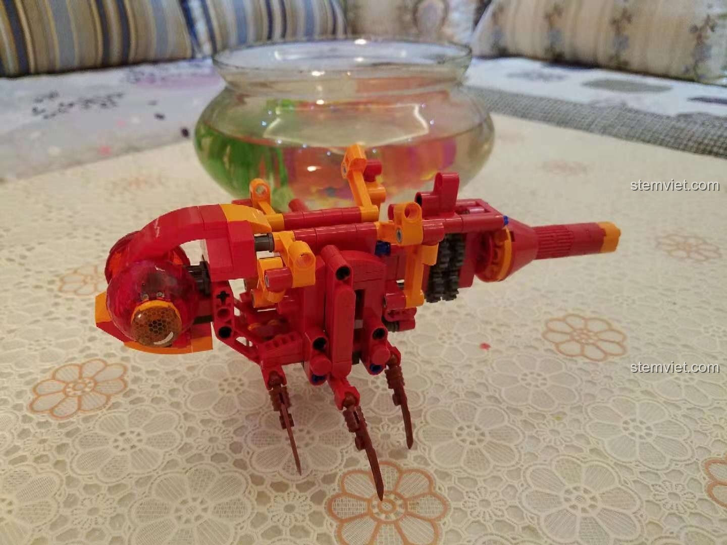 Mô hình Chuồn Đỏ Cơ Khí Sembo 703300 đang trong quá trình lắp ráp phần thân chính, hình dáng dần rõ nét.