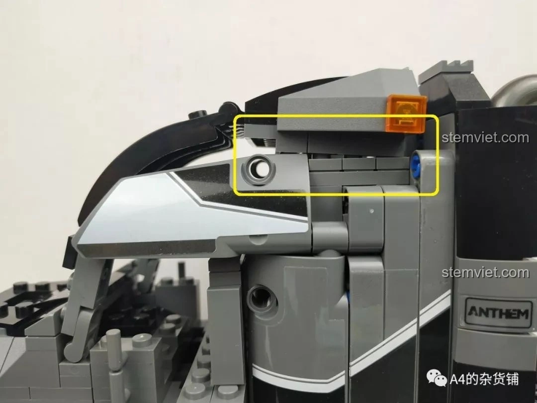 Hình ảnh minh họa vị trí lắp đặt sai của cánh gió trên cabin xe tải, được đánh dấu bằng khung vàng, của bộ lắp ráp Xe Tải Container Cơ Khí SEMBO 703940.