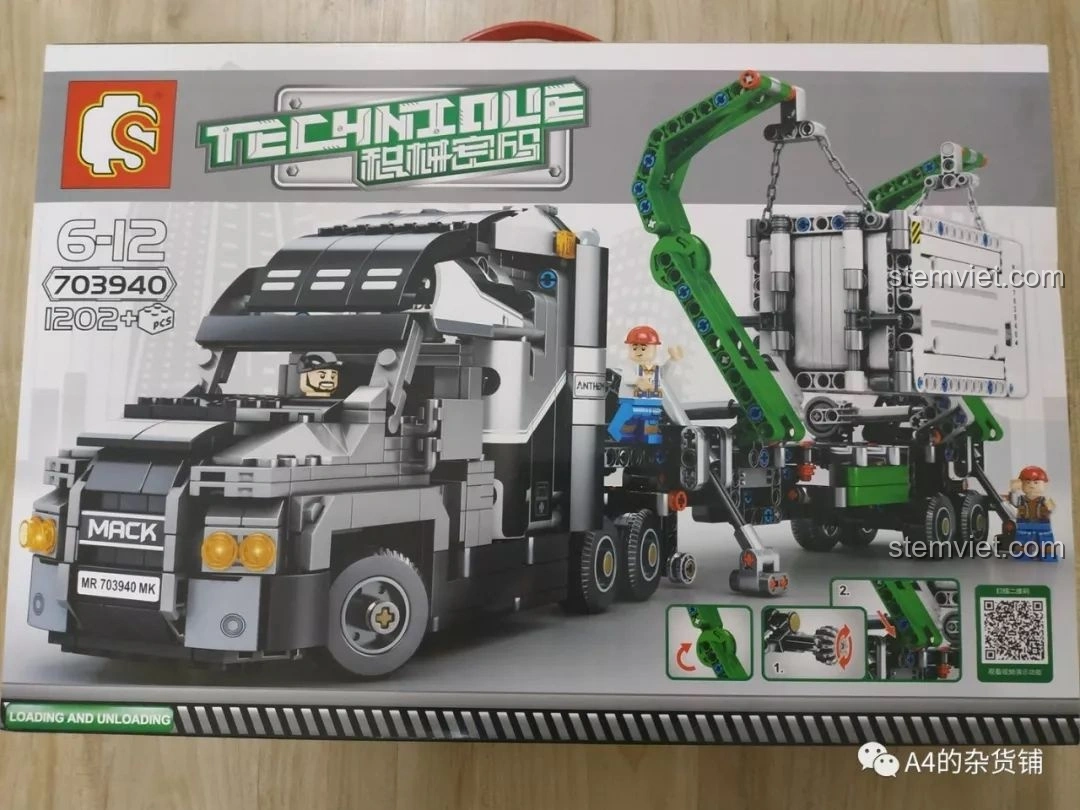 Hộp đồ chơi lắp ráp Xe Tải Container Cơ Khí SEMBO 703940 với hình ảnh xe tải MACK hoành tráng và cần cẩu container.