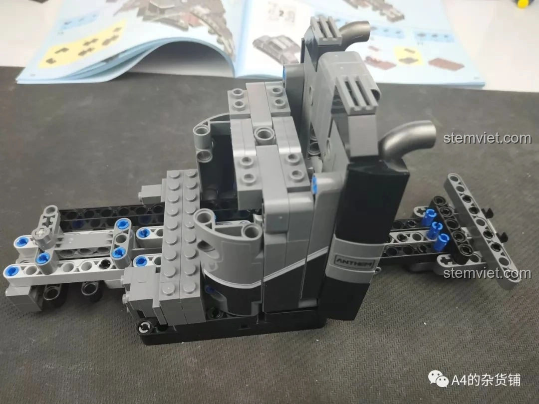 Khung xe tải đang được lắp ráp, với các mảnh ghép Technic và gạch thường kết hợp, của bộ lắp ráp Xe Tải Container Cơ Khí SEMBO 703940.