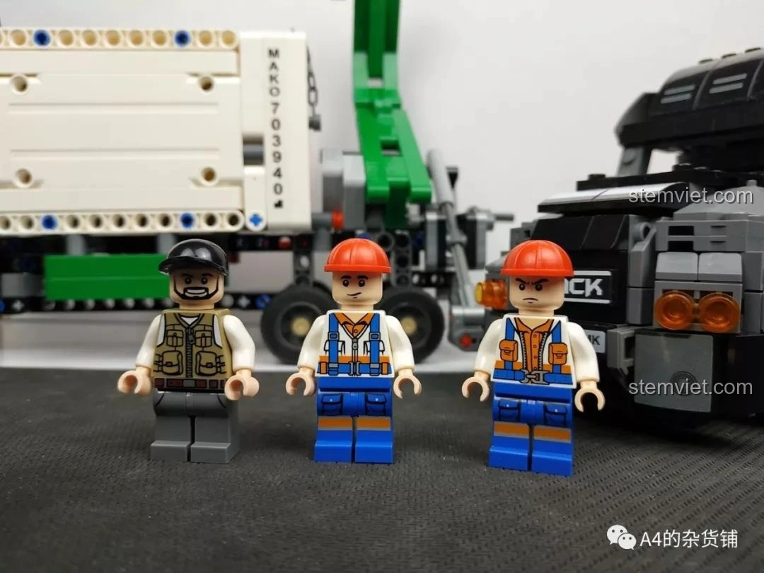 Góc nhìn cận cảnh ba nhân vật minifigure và xe tải container đã hoàn thiện, của bộ lắp ráp Xe Tải Container Cơ Khí SEMBO 703940.