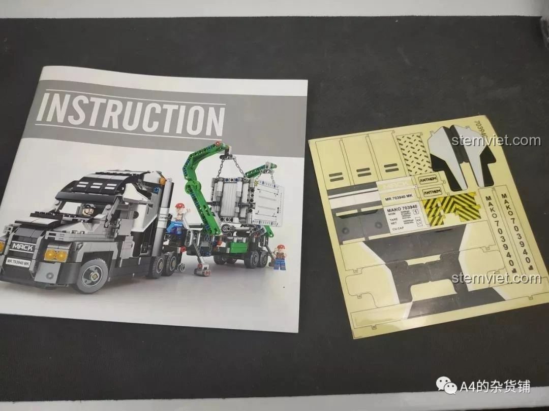 Sách hướng dẫn lắp ráp và tấm sticker lớn của bộ đồ chơi Xe Tải Container Cơ Khí SEMBO 703940.