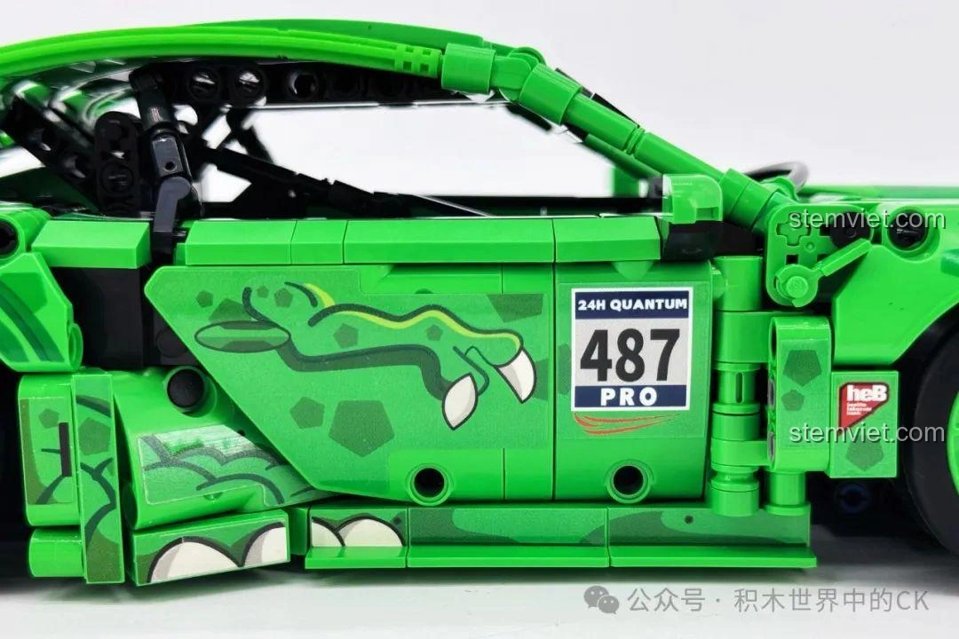 Bình khí NOS màu đỏ bên trong khoang lái của mô hình Sembo 715019 Xe Porsche Bá Vương Long Điều Khiển Từ Xa.