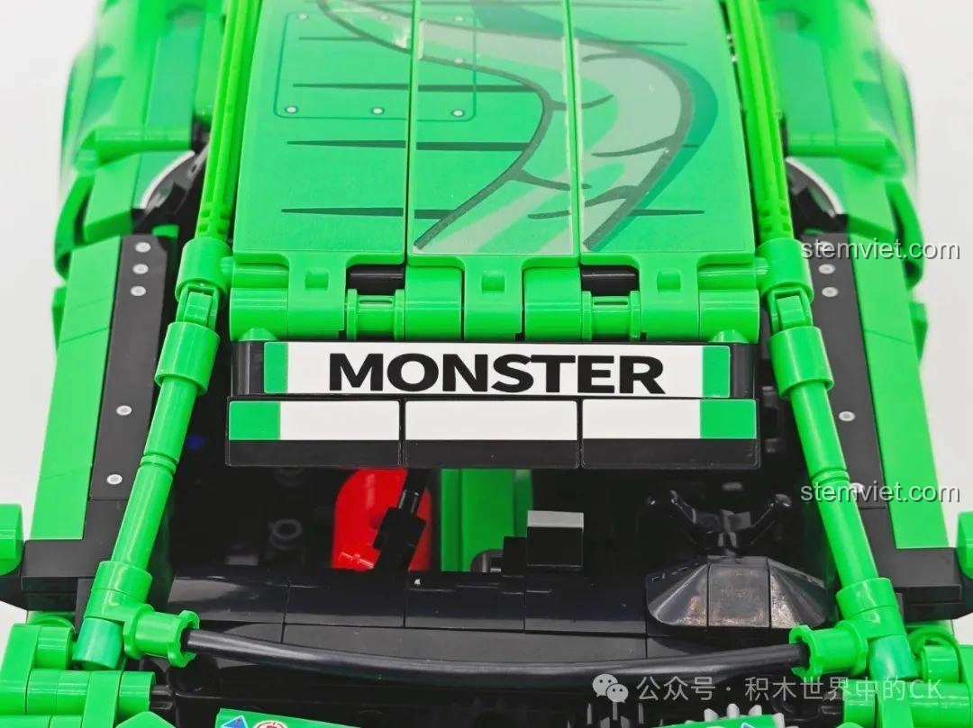 Cánh gió sau của mô hình Sembo 715019 Xe Porsche Bá Vương Long Điều Khiển Từ Xa, thiết kế chắc chắn.