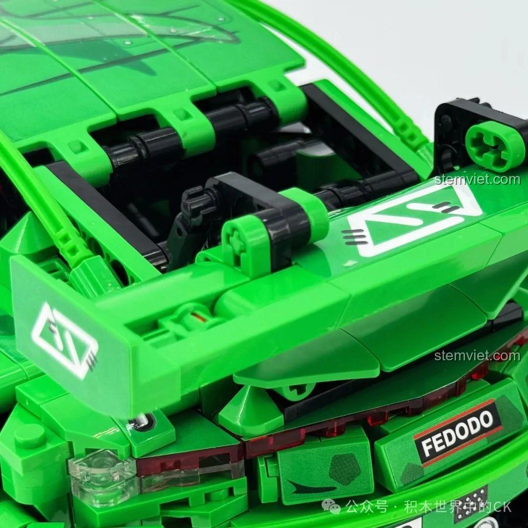 Động cơ nằm ngang sáu xi-lanh được tái hiện chi tiết trong bộ lắp ráp Sembo 715019 Siêu xe Porsche Bá Vương Long.