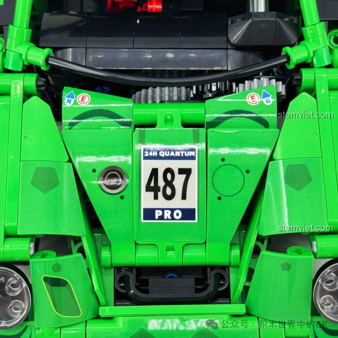 Hệ thống treo và động cơ bên dưới nắp capo của bộ lắp ráp Sembo 715019 Siêu xe Porsche Bá Vương Long.