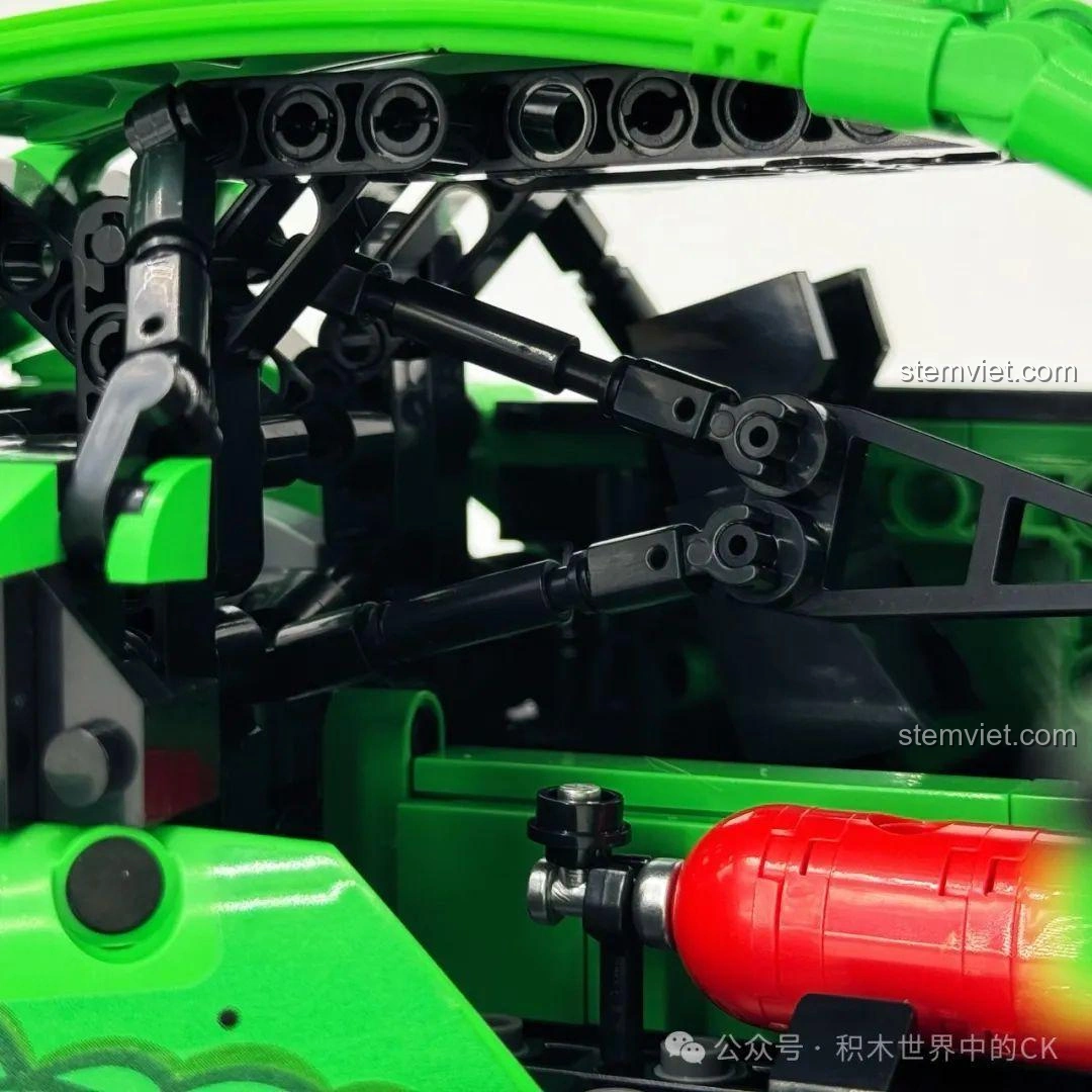 Cận cảnh phần hông xe của mô hình Sembo 715019 Xe Porsche Bá Vương Long Điều Khiển Từ Xa, chi tiết lắp ráp.