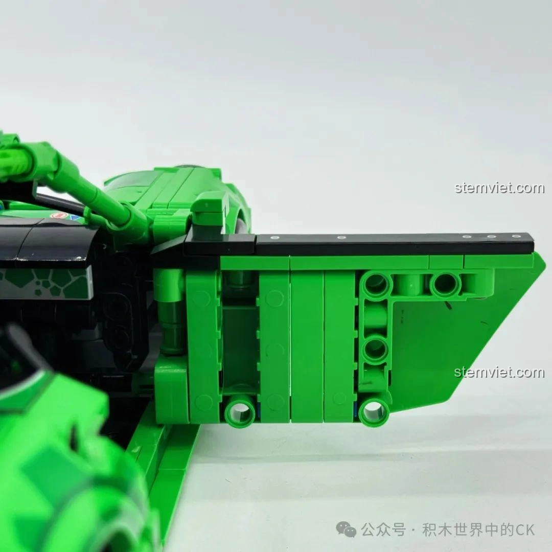 Khoang lái của bộ lắp ráp Sembo 715019 Siêu xe Porsche Bá Vương Long với vô lăng và bảng điều khiển.