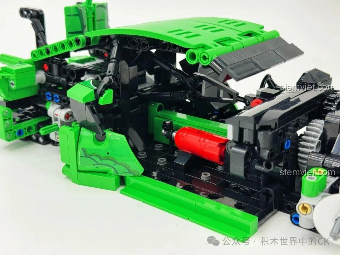 Chi tiết khoang lái và động cơ bên trong bộ lắp ráp Sembo 715019 Xe Porsche Bá Vương Long Điều Khiển Từ Xa.