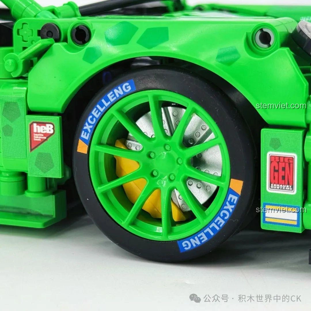 Cận cảnh thân xe của bộ lắp ráp Sembo 715019 Siêu xe Porsche Bá Vương Long với họa tiết vảy rồng và số hiệu.