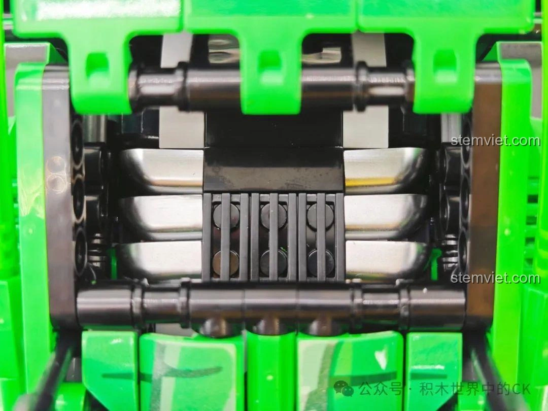 Hệ thống truyền động và giảm xóc dưới gầm xe của mô hình Sembo 715019 Xe Porsche Bá Vương Long Điều Khiển Từ Xa.