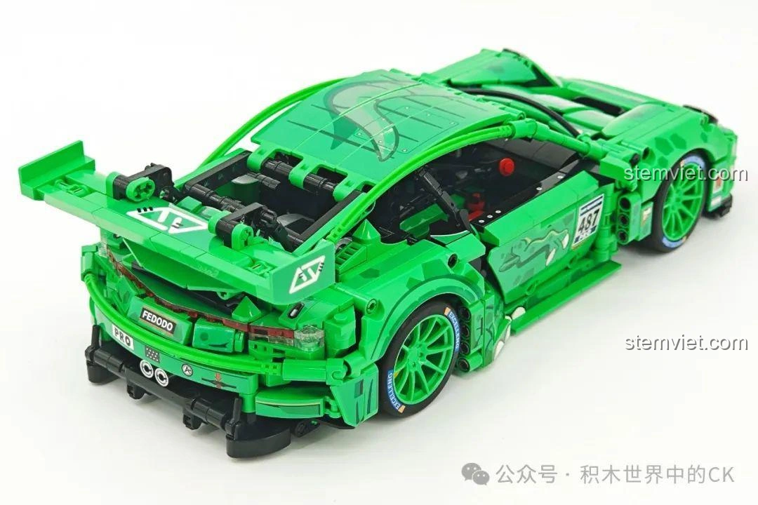 Mô hình Sembo 715019 Xe Porsche Bá Vương Long Điều Khiển Từ Xa từ góc 3/4 phía sau, thể hiện sự cân đối.