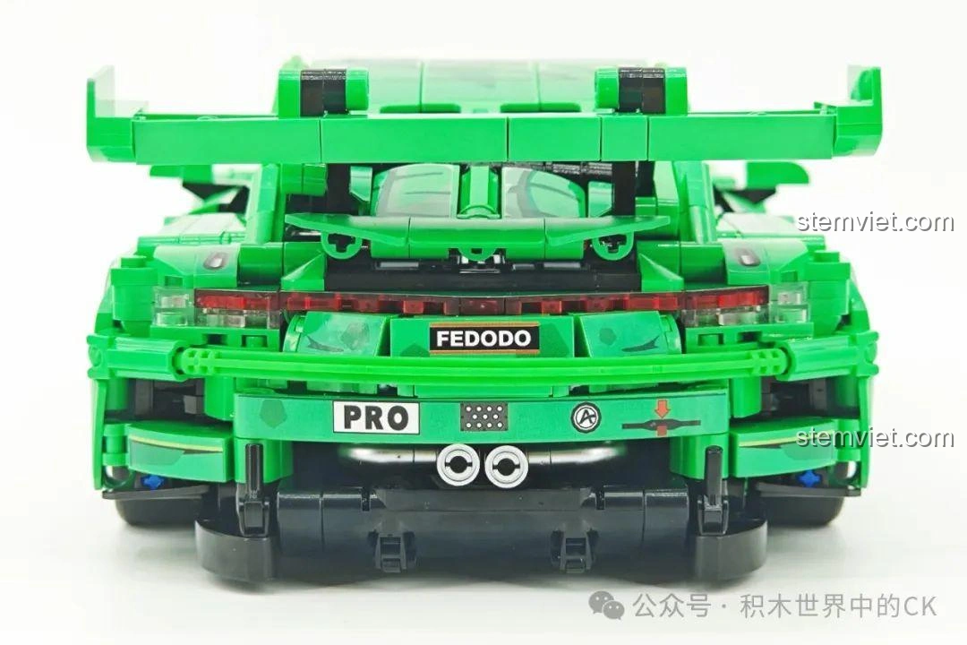 Cận cảnh đuôi xe của bộ lắp ráp Sembo 715019 Siêu xe Porsche Bá Vương Long, với ống xả và chi tiết khí động học.