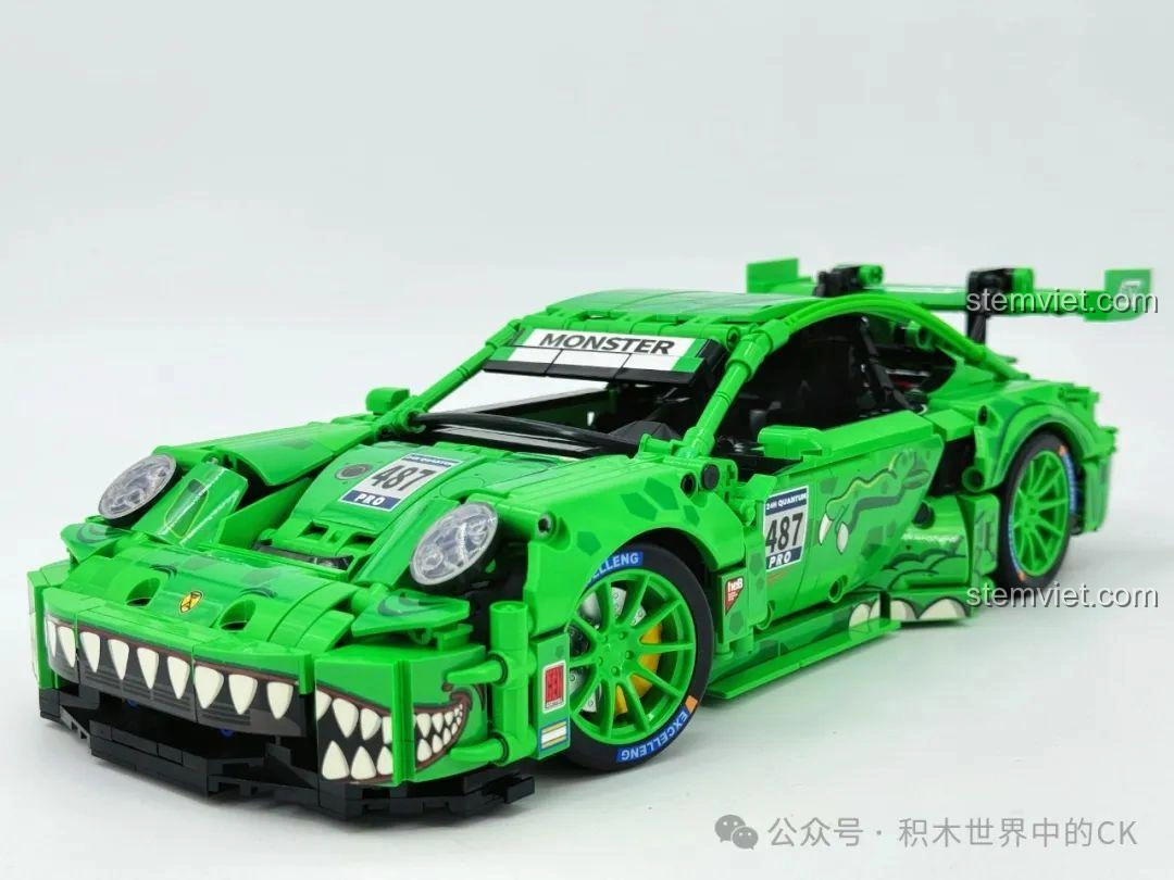 Mô hình Sembo 715019 Xe Porsche Bá Vương Long Điều Khiển Từ Xa từ một góc nhìn khác, vẫn giữ vẻ mạnh mẽ.