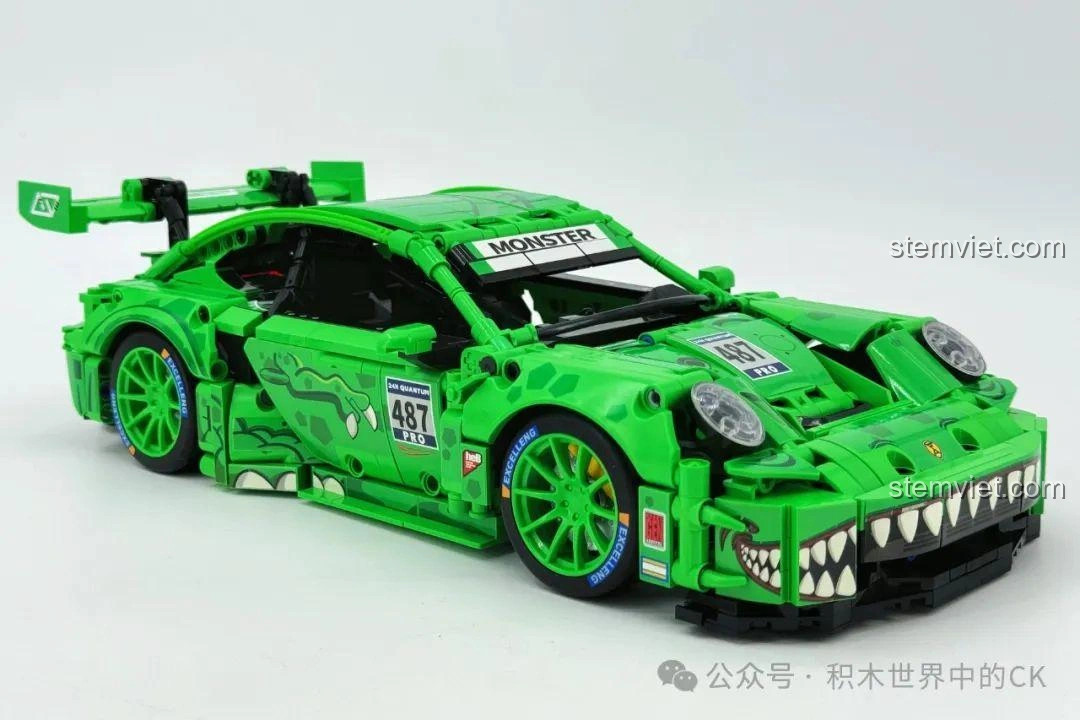 Mặt trước của mô hình Sembo 715019 Xe Porsche Bá Vương Long Điều Khiển Từ Xa, với lưới tản nhiệt răng nanh.