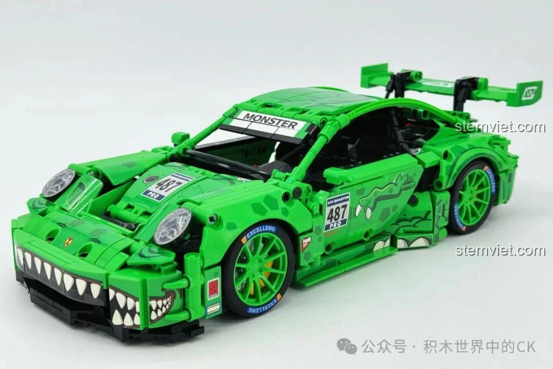 Góc nhìn nghiêng của mô hình Sembo 715019 Siêu xe Porsche Bá Vương Long, khoe đường nét và sticker.