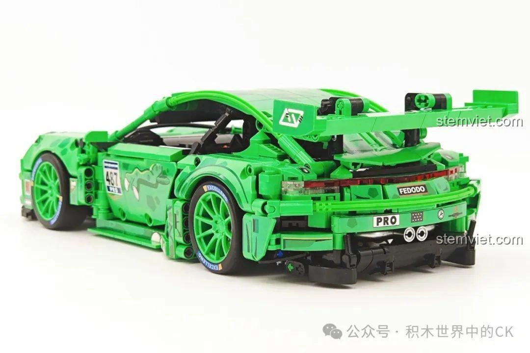 Góc nhìn phía sau của mô hình Sembo 715019 Xe Porsche Bá Vương Long Điều Khiển Từ Xa, nổi bật cánh gió và đèn hậu.