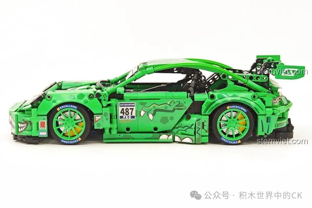 Cận cảnh thân xe của bộ lắp ráp Sembo 715019 Siêu xe Porsche Bá Vương Long, với họa tiết vảy rồng.