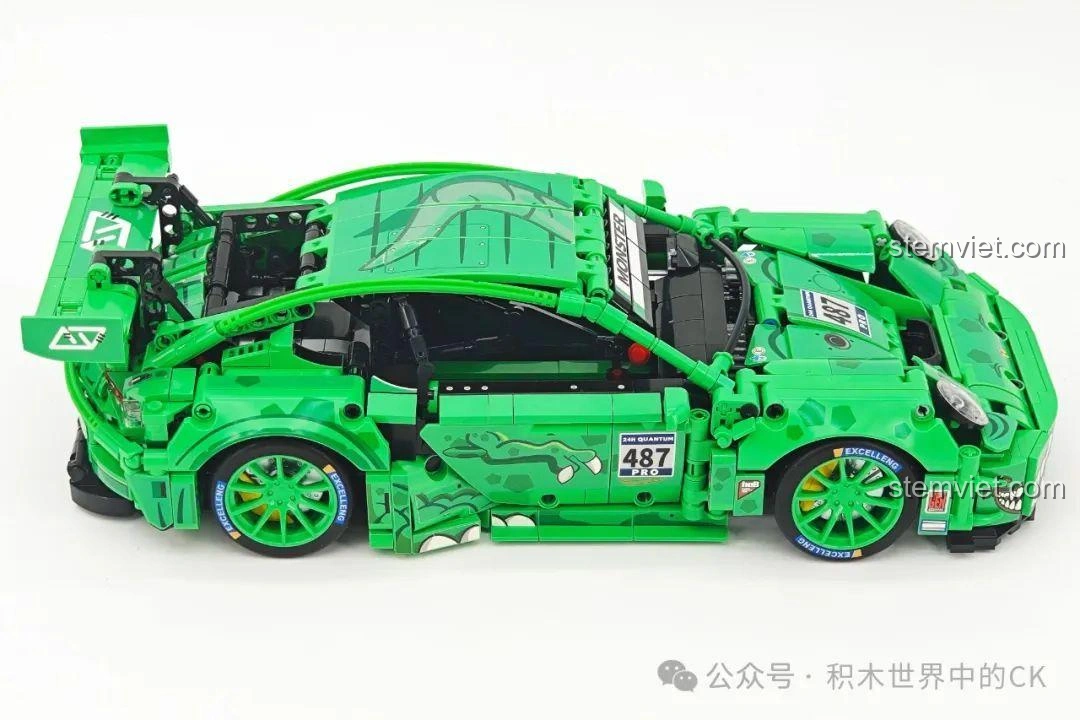 Góc nhìn từ trên xuống của bộ lắp ráp Sembo 715019 Siêu xe Porsche Bá Vương Long, tổng thể gọn gàng.