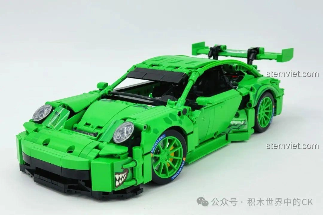 Mô hình hoàn chỉnh của bộ lắp ráp Sembo 715019 Xe Porsche Bá Vương Long Điều Khiển Từ Xa, góc nhìn phía trước.