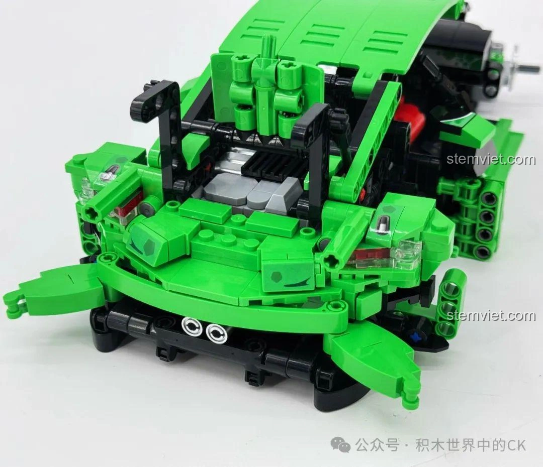 Vỏ xe màu xanh lá của bộ lắp ráp Sembo 715019 Siêu xe Porsche Bá Vương Long đang được lắp vào khung.