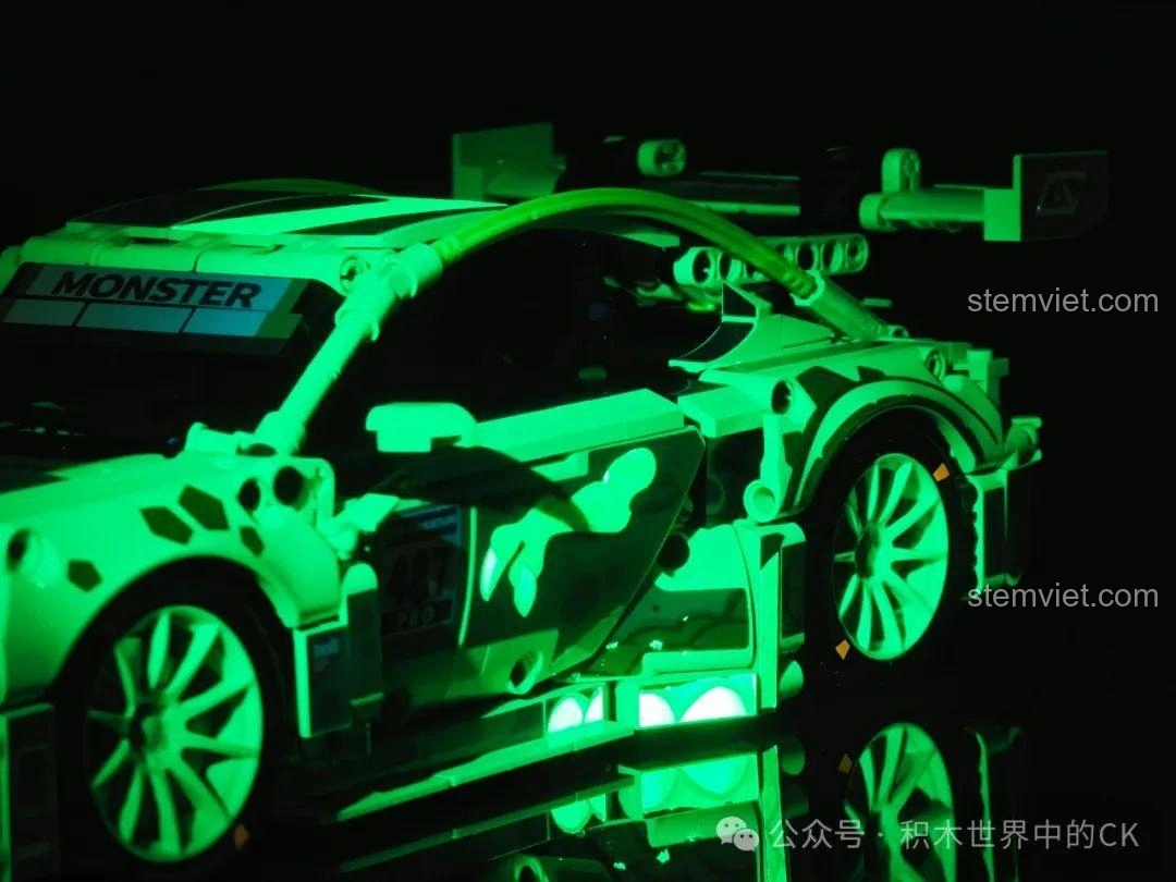 Bánh xe phát sáng của bộ lắp ráp Sembo 715019 Siêu xe Porsche Bá Vương Long, tăng hiệu ứng thị giác.