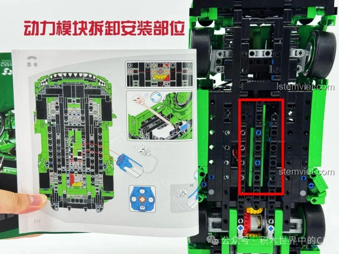 Chi tiết phát sáng rõ nét của bộ lắp ráp Sembo 715019 Siêu xe Porsche Bá Vương Long trong bóng tối.