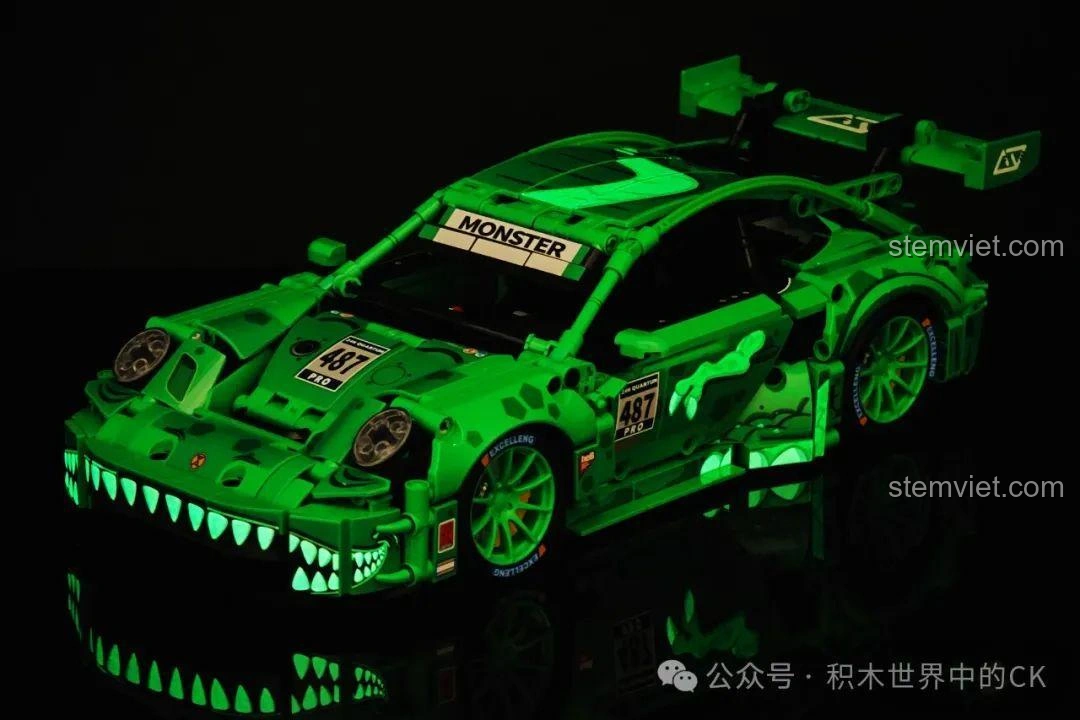 Đèn pha và lưới tản nhiệt phát sáng của mô hình Sembo 715019 Xe Porsche Bá Vương Long Điều Khiển Từ Xa.