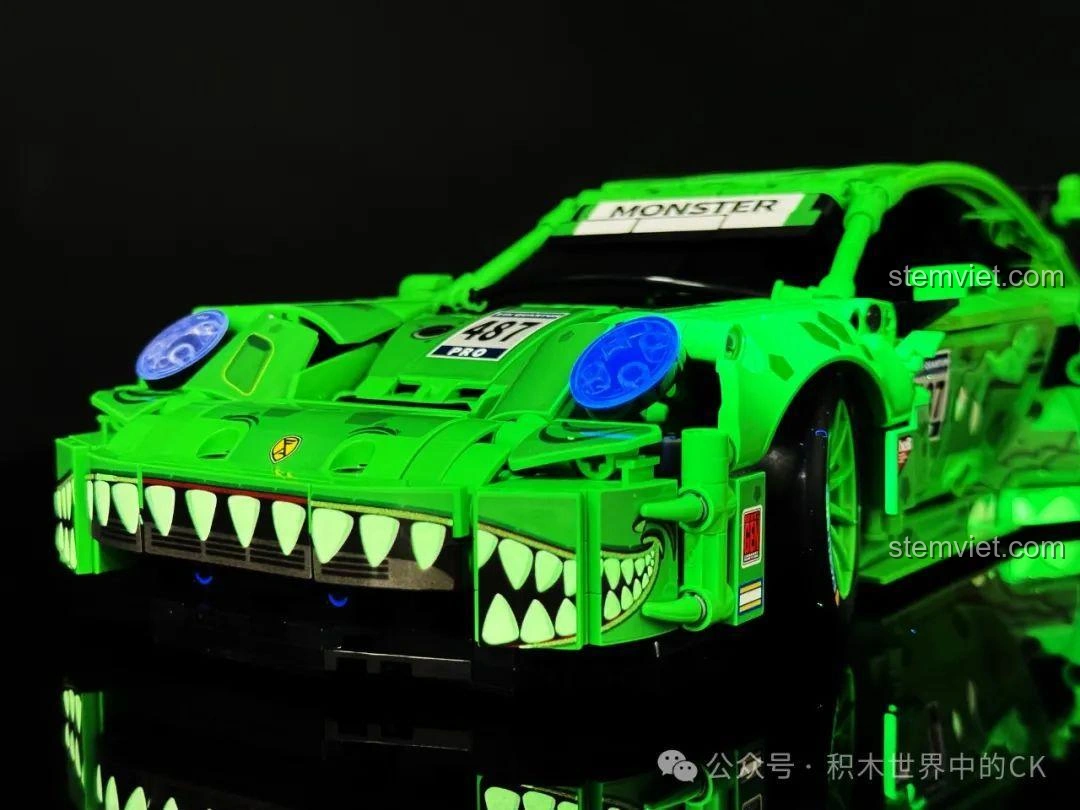 Toàn bộ thân xe của mô hình Sembo 715019 Xe Porsche Bá Vương Long Điều Khiển Từ Xa phát sáng trong đêm.