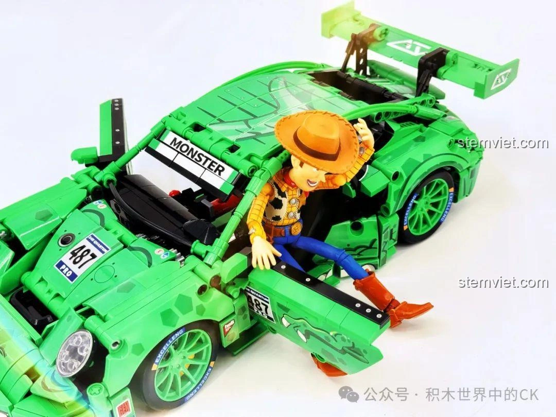 Mô hình Sembo 715019 Xe Porsche Bá Vương Long Điều Khiển Từ Xa sẵn sàng cho mọi cuộc phiêu lưu.