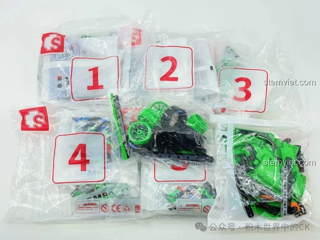 Các túi mảnh ghép được đánh số của bộ lắp ráp Sembo 715019 Siêu xe Porsche Bá Vương Long, sẵn sàng cho quá trình lắp.