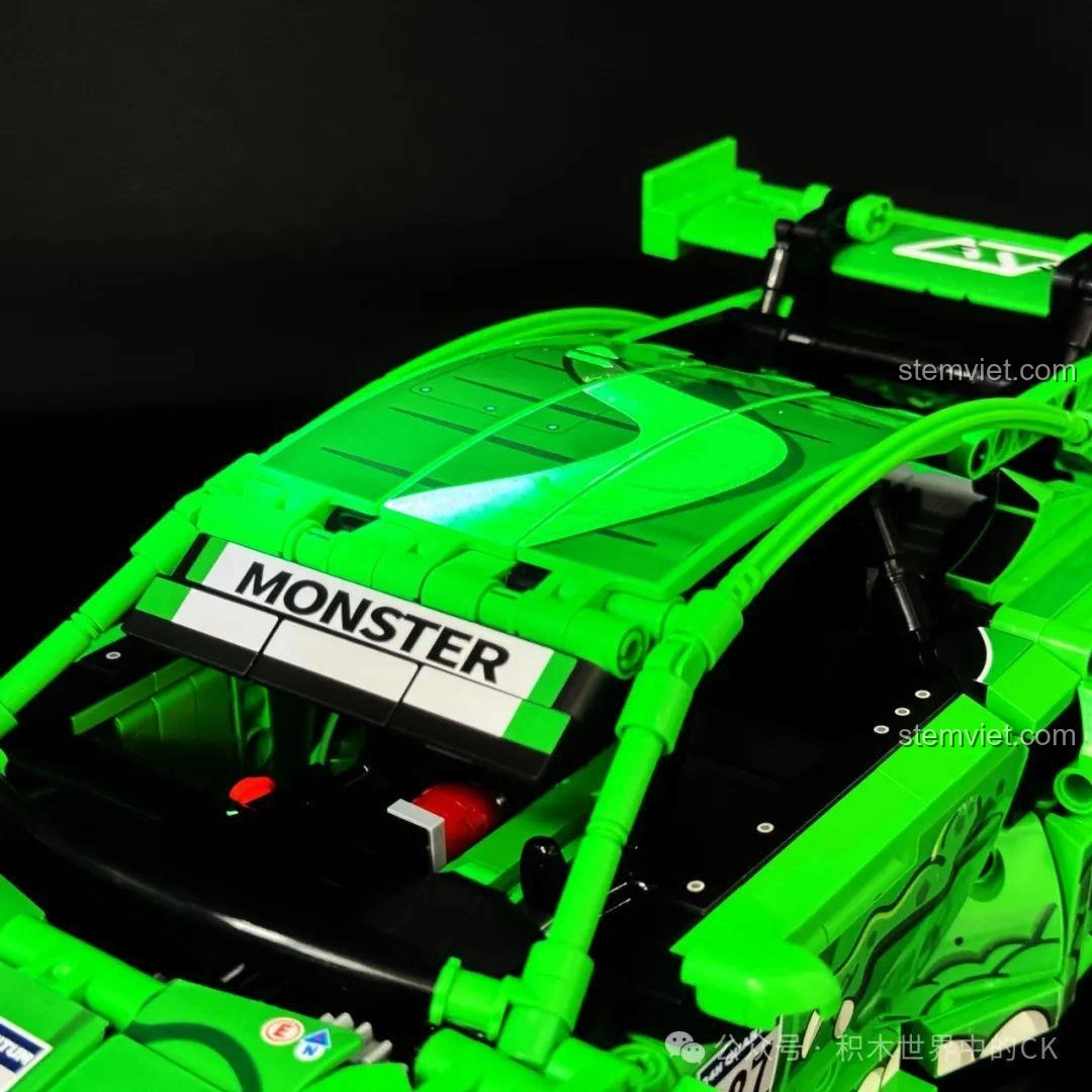 Ultraman và Woody cùng chiêm ngưỡng bộ lắp ráp Sembo 715019 Siêu xe Porsche Bá Vương Long.