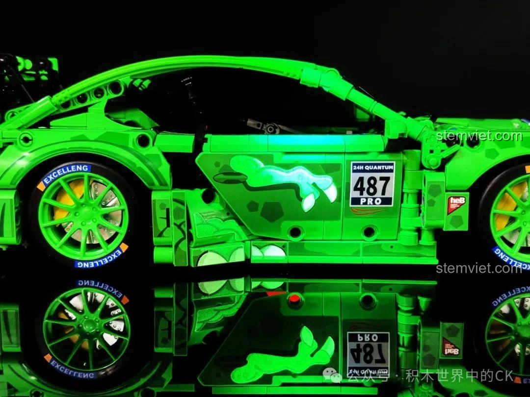 Woody đứng cạnh mô hình Sembo 715019 Xe Porsche Bá Vương Long Điều Khiển Từ Xa, thể hiện tỉ lệ.