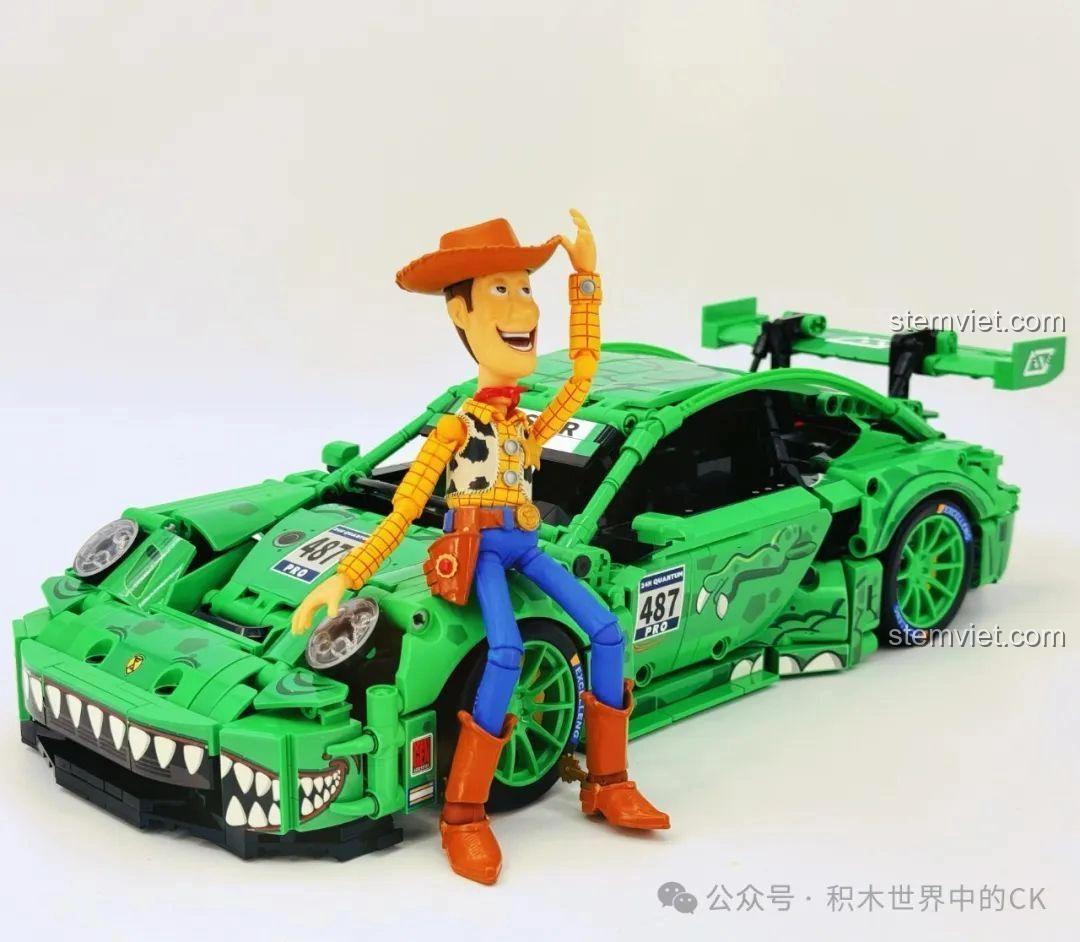 Woody ngồi vào khoang lái của mô hình Sembo 715019 Xe Porsche Bá Vương Long Điều Khiển Từ Xa.