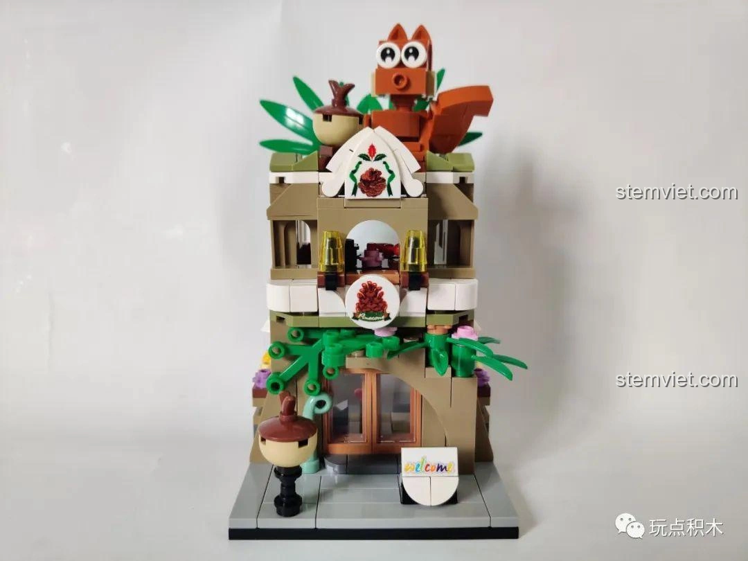 Mô hình hoàn chỉnh của cửa hàng hạt dẻ (601051) trong Bộ Lắp Ghép Phố Mini Sembo Block, với chú sóc trên mái và cây xanh.