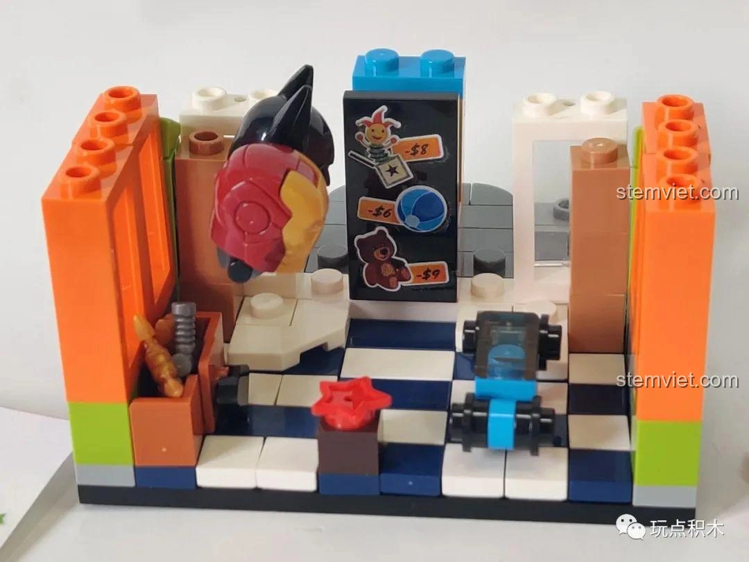 Mô hình hoàn chỉnh của cửa hàng đồ chơi (601052) trong Bộ Lắp Ghép Phố Mini Sembo Block, với cổng vòm đỏ và chú hươu cao cổ.