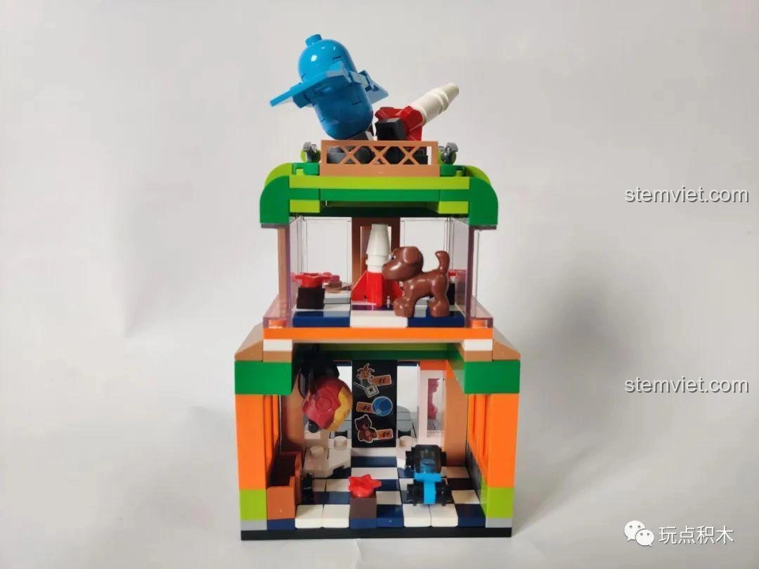 Tầng trên của cửa hàng đồ chơi Sembo Block 601052, trưng bày các mô hình đồ chơi nhỏ như chú chó và tên lửa.