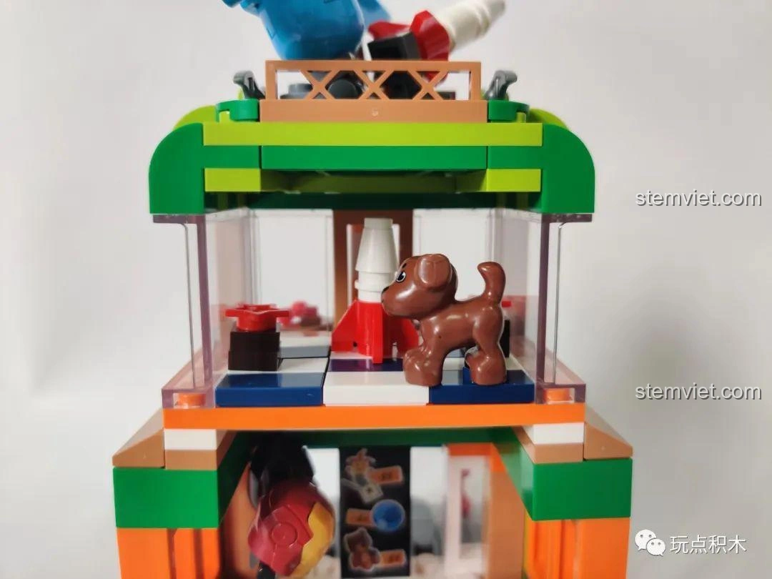 Mô hình hoàn chỉnh của cửa hàng kẹo (601053) trong Bộ Lắp Ghép Phố Mini Sembo Block, với mái vòm và kẹo mút lớn.